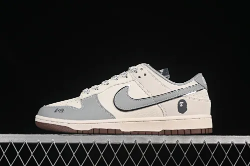 All categories Nk SB Dunk Series Nk SB Dunk Low High-end customized low-top sneakers Nike SB Dunk Low Bape joint beige gray brown sole Anniversary high-end customized low-top casual sneakers JJ2508-558